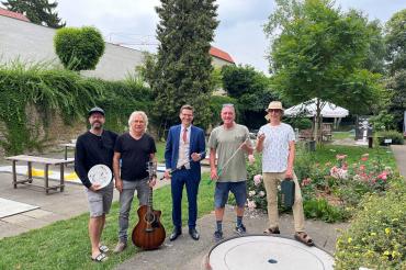 Freuen sich auf Spiel und Spaß im Mondschein: Martin Wagner (GAS Food & Beverage), Roland „Lande“ Hiller, Oberbürgermeister David Wittner, Anlagenbetreiber Ralf „Ralla“ Kluge und Gerd Anders (Boule-Spielergemeinschaft).