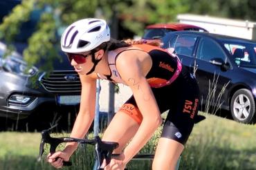 Giulia Göttler mit vollem Einsatz für ihr Team bei der spektakuläre Mixed Relay.