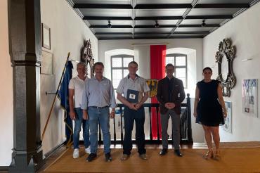 (von llinks): Stadtbaumeister Jürgen Eichelmann, Baubetriebshofleiter Manfred Kopf, Thomas Schiele, Oberbürgermeister David Wittner, Hauptamtsleiterin Michaela Kleebauer.