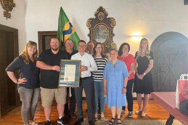 Familie Kohlagen aus Wagga Wagga zu Besuch im Nördlinger Rathaus. 