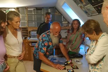 Wilfried Haufe (Mitte) begeisterte die Teilnehmer des Ateliergespräches mit der künstlerischen Gestaltung seines Hauses und überraschte sie mit seinen Forschungen zum Thema „Licht und Farbe“.