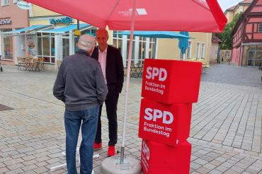 MdB Christoph Schmid im Gespräch mit einem interessierten Bürger bei der Dialogtour der SPD-Bundestagsfraktion in Nördlingen.