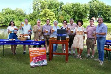 Thomas Heydecker, Vertreter der Oettinger Brauerei, der Stadt Oettingen, des Unternehmens Bus und Taxi Graf, der Festwirtsfamilie Gruber und dem Fischerstechen-Team stießen auf eine unbeschwerte und ausgelassene Kirchweih an.