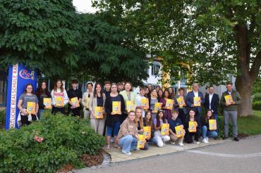 Die Schüler des Wahlpflichtfaches Sozialwesen der Klasse 8E der Realschule Rain, die Stadt Rain – vertreten durch 1. Bgm. Karl Rehm und 2. BgmIn. Claudia Marb – Geschäftsführerin Frau Paus von der Stiftung Sankt Johannes sowie Projektleiterin Frau Maiershofer und Frau Sims sowie für die Realschule Schulleiter Herr Sattich sowie Beratungslehrerin Frau Herrmann.