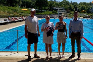 Martin Gruber (Betriebsleiter Bäder), Regina Däumling, Pia Bosch, Oberbürgermeister David Wittner. 