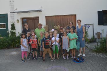 Johanna Anzenhofer, Erich Anzenhofer, Klasse 1 b Gebr.-Rölls-Schule, Nicole Binger (Kreisbäuerin), Stephanie Fischer (Lehrkraft)