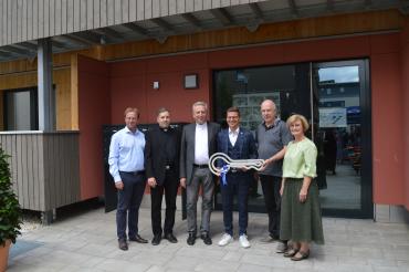 MdL Wolfgang Fackler, Stadtpfarrer Benjamin Beck, Dekan Gerhard Wolfermann, OB David Wittner, Architekt Frank Lattke, stellv. Landrätin Ursula Kneißl-Eder mit Schlüssel