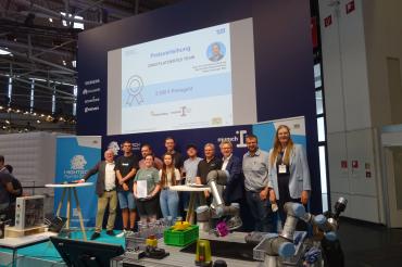 V.l.: Univ.-Prof. Dr.-phil. Klaus Bengler, Benjamin Gebhardt, Max Graf, Sina Müller, Laura Goetz, Max Welscher, Benedikt Lajos (alle Gruppenmitglieder und Schüler der TS 1), Konrad Fieger, Gerhard Kilian, Matthias Richter und Univ.-Prof. Dr.-Ing. Birgit Vogel-Heuser.