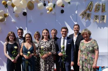 Julia Beck (Alerheim), Oberbürgermeister Jürgen Sorré, Jule Rührer (Möttingen), Vorsitzende des Fördervereins Renate Artner, Veronika Heckel (Marxheim-Gansheim), stellvertretender Schulleiter Richard Strehle,  Josef Georg Reile (Monheim), Elternbeiratsvorsitzender Andreas Pfanz, Schulleiterin Doris Barth-Rieder