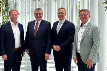 V.l.: MdL Wolfgang Fackler, Staatskanzlei-Chef Dr. Florian Herrmann, Stefan Thomé (Geschäftsführer Airbus Helicopters Deutschland) und Landrat Stefan Rößle. 