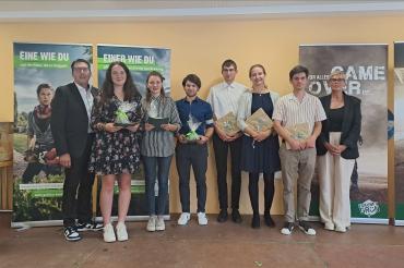 Josef Bullinger, Regionalvorsitzender Schwaben des Verbandes Garten-, Landschafts- und Sportplatzbau Bayern, bei der Auszeichnung von Lisa-Marie Glatzmaier, Felicitas Döring und Jan-Frederic Kraus. Tobias Falk, Svenja Bauer und Elias Schmitt erhielten eine entsprechende Anerkennung von Gabriele Bschorr, Vizepräsidentin des Bundes deutscher Baumschulen (BdB).