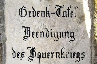 Eine unscheinbare Tafel erinnert  an den Bauernkrieg.