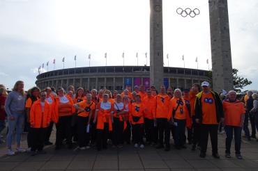 Die Reisegruppe vor dem Olympiastadion in Berlin.