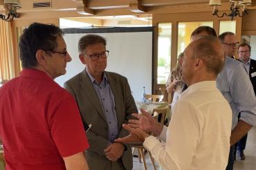 Landrat Stefan Rößle im Gespräch mit Betriebsleitern Otto Christ (Eigner Fertigbau GmbH & Co. KG, links) und Klaus Baier (Döderlein Spedition GmbH, rechts).