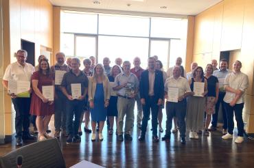 Das Interkommunale Netzwerk Flächensparen, bestehend aus dem Landkreis und seinen 44 Kommunen, bei der Übergabe der Urkunden des Netzwerkes und des Umweltpreises des Bezirks Schwaben mit dem Leiter der Stabsstelle Kreisentwicklung und Nachhaltigkeit Klemens Heininger und Konversionsmanagerin Barbara Wunder.