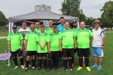 Das Bild zeigt die 11 FußballerInnen und ihren Trainer.