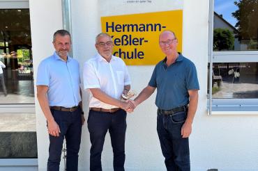 Das Bild zeigt v.l.n.r.: Fachbereichsleiter Timm Albert, Franz Moll (BGM Obendorf) und Erwin Seiler, erster Vorsitzender des Fördervereins der Hermann-Keßler-Schule