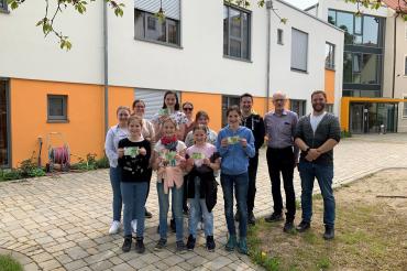 Das Bild zeigt die Belzheimer MinistrantInnen mit Begleitung sowie von rechts Johannes Eißner und Christian Zuber.
