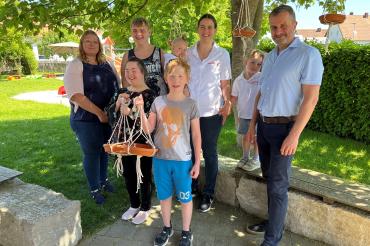 Foto von links nach rechts (hinten): Jeannette Zeuß ( stellvertr. Leitung der HPT), Leon, Lena Münzinger, Katrin Münzinger (Nahkauf Möttingen), Hanna Münzinger, Timm Albert (Leitung Förderzentrum). Vorne von links: Nicole, Phillipp