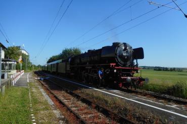 Die Strecke von Oettingen bis Nördlingen wird mit dem historischen Dampfzug zurückgelegt.