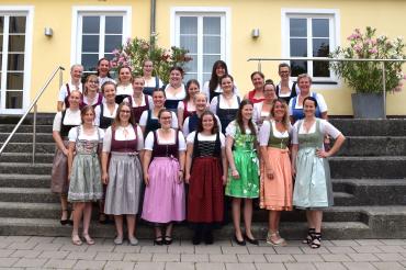 Im festlichen Ambiente des Schlosses der Stiftung Sankt Johannes in Marxheim wurden am Dienstag der 69. Vollzeit-Kurs der Dorfhelferinnen und erstmalig auch ein berufsbegleitender Kurs feierlich verabschiedet. 