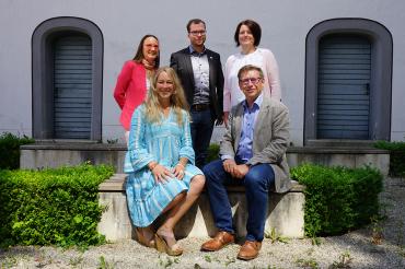 V.l.n.r. stehend: Stellvertretende Stabsstellenleitung und Teamleitung des Bereichs Nachhaltigkeit Heike Burkhardt, Leiter der Stabsstelle Kreisentwicklung und Nachhaltigkeit Klemens Heininger, Mitarbeiterin im Konversionsmanagement Christiane Schmidschneider. Sitzend: Konversionsmanagerin Barbara Wunder und  Landrat Stefan Rößle