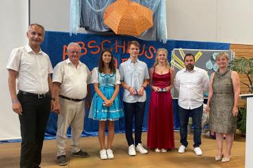 Mitglied des Fördervereins Christian Weiland, Stellvertr. Bürgermeister Johann Roßkopf, Klassenbeste der 10aM Agata Wojtylo, Schulbester Pit Selzer, Klassenbeste Leonie Barnert, Elternbeiratsvorsitzender Matthias Braun und die Rektorin Margit Stimpfle.