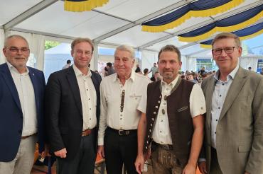 Auf dem Bild zu sehen (von links): Bürgermeister Franz Moll, MdL Wolfgang Fackler, Helge Motzer, Bernd Motzer und Landrat Stefan Rößle.