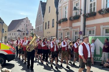 Umzug zu beginn des Stadtfest