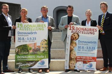 Nicht nur für Touristen, sondern auch für Einheimische interessant sind die Freizeitangebote von Ferienland DONAURIES und Geopark Ries. Auch die Arbeitsgemeinschaft Schlösser und Museen ist in der Landkreishalle vertreten und bietet den Besucherinnen und Besuchern faszinierende Einblicke in die Geschichte der Region.