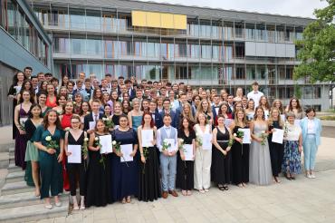 Schulleiterin Dr. Renate Rachidi und Oberstufenkoordinatorin Ruth Hubel (beide vorne rechts) freuten sich gemeinsam mit den 97 Abiturientinnen und Abiturienten über die erhaltenen Reifzeugnisse.