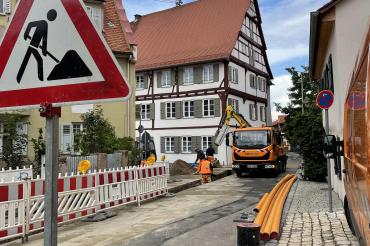 Aufgrund des Neubaus des Erdgasnetzanschlusses muss die Straße An der Reimlinger Mauer bei den Hausnummern 23 – 29 zwischen den Einmündungen Münzgasse und Henkersgasse vom 24. Juli bis längstens 18. August 2023 für den Gesamtverkehr vollständig gesperrt werden. 
