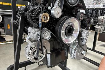 Der kleine Generator links im silbernen Gehäuse, angebaut an den Motor, ist eines der Erfolgsgeheimnisse der Firma Martin.