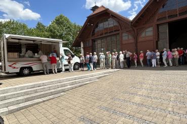 Die Senioreninnen und Senioren genossen das sehr schöne Fest mit gutem Essen, anregenden Gesprächen und guter Stimmung in der Jugendstil-Sommerhalle in Nördlingen. Bild: Selina Schickedanz