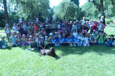 Die Grundschüler der Grundschule Rain bei ihrem Ausflug in die Natur.