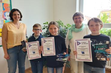 Auf dem Bild von links: Lena Pollak (Organisatorin des Wettbewerbs), Theodor Böckh, Jonathan Bube, Dr. Renate Rachidi (Schulleiterin), Emil Hildebrand 