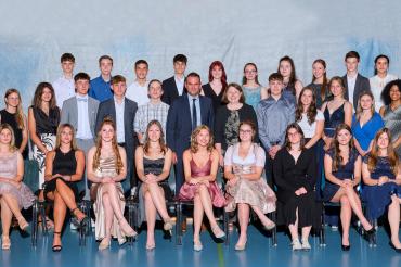 Die stellvertretende Landrätin Claudia Marb und Schulleiter Christian Sattich gratulieren 29 Absolvent*innen der Realschule Rain zum Realschulabschluss mit der Note 1 vor dem Komma, ganz besonders der Schulbesten Felicitas Moll (vorne Mitte) zum Traumschnitt von 1,0.