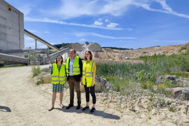 Lisa Badum MdB, Märker-Geschäftsführer Maximilian Graf Pückler-Märker und Eva Lettenbauer MdL bei Märker in Harburg.
