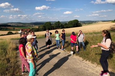 Die Kräuterpädagogin Siglinde Beck gab bei einer Führung Einblicke in die Welt der heimischen Heilpflanzen.
