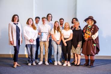 Landtagspräsidentin Ilse Aigner, Schülerinnen und Schüler der WiK-Gruppe der Klasse 10bM, Lehrerin Kerstin Huber, Rektorin Margit Stimpfle, als ‚Huaderle‘ Volkskundlerin Eva Uhl
