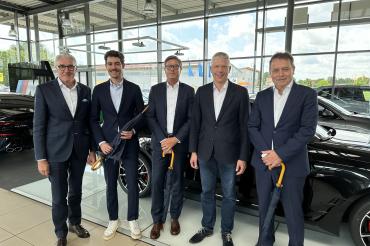 Auf dem Bild zu sehen (von links): Detlef Hertwig, Geschäftsführer, Florian Hofmann, Geschäftsführer, Reimund Nuiding, Standortleiter, Bürgermeister Veit Meggle und Geschäftsführer Walter Hofmann.