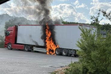 Neben der B25 bei Ebermergen fing ein Lkw-Anhänger plötzlich Feuer. 