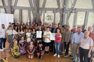 Einige Vertreter der Schule und der Stadt Wemding nahmen die Urkunde für die "Fairtrade Town/School" stolz entgegen.