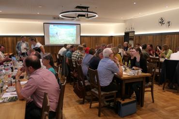 Die Mitglieder des Ferienlandes DONAURIES e. V. im Landgasthof Adler in Utzmemmingen beim Vortrag von Vorstand und Landrat Stefan Rößle.