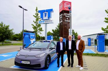 Von der Geschwindigkeit der neuen High Power Charger überzeugten sich die Geschäftsführer der Zott Genusswelt Josef Zimmermann (links), Anton Hammer (Mitte) sowie Prokurist Markus Juschtzak bei der Eröffnung des E-Ladeparks selbst.