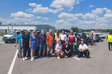 Das Bild zeigt das Team der Quad-Tour, darunter vorne links Annalena Büttner und Milena Oefele sowie Lebenshilfe-Vorstand Manfred Steger (zweiter von rechts) mit der stellv. Landrätin Claudia Marb.