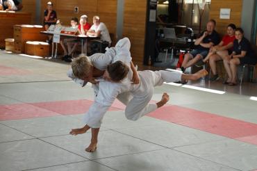 Turniersieger Quinn Ellrich konnte ebenfalls mit anspruchsvollen Wurftechniken überzeugen. Hier wirft er einen Hüftwurf auf einem Bein stehend.