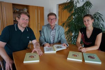 Das neue Obstsorten-Buch ist ab sofort im Landkreis erhältlich. 