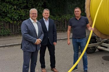 Beim Ortstermin trafen sich Bürgermeister Karl Rehm (links) und Geschäftsleiter Harald Reinelt mit DSLmobil-Geschäftsführer Matthias Korber (rechts)