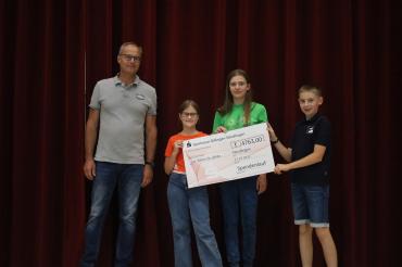 Martin Stumpf von "Vier Steine für Afrika" freute sich über den Spendenscheck in Höhe von 4763 Euro, den Jeanne Reimlinger, Johanna Frieß und Benedikt Kühnle von der UNESCO-AG überreichten.